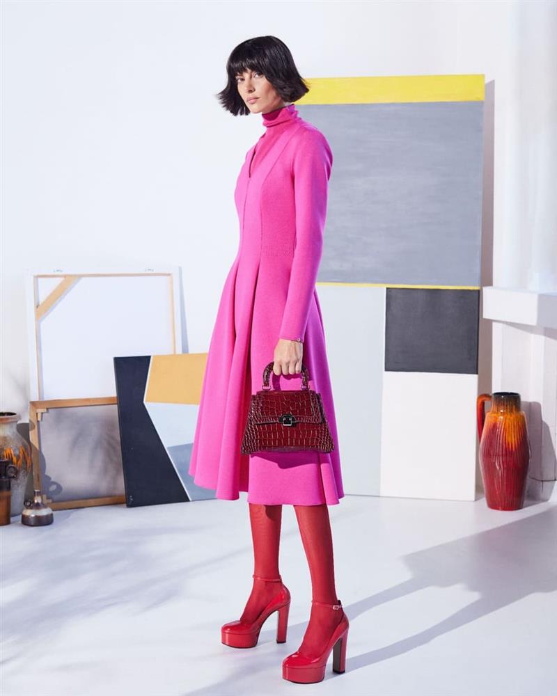 femeie imbracata in rochie roz si pantofi rosi